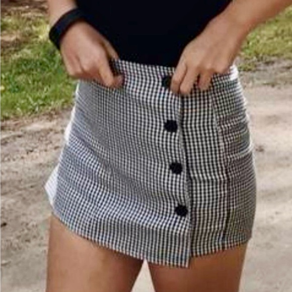 Kendall & Kylie Black and White Checkered SKORT - Picture 2 of 3